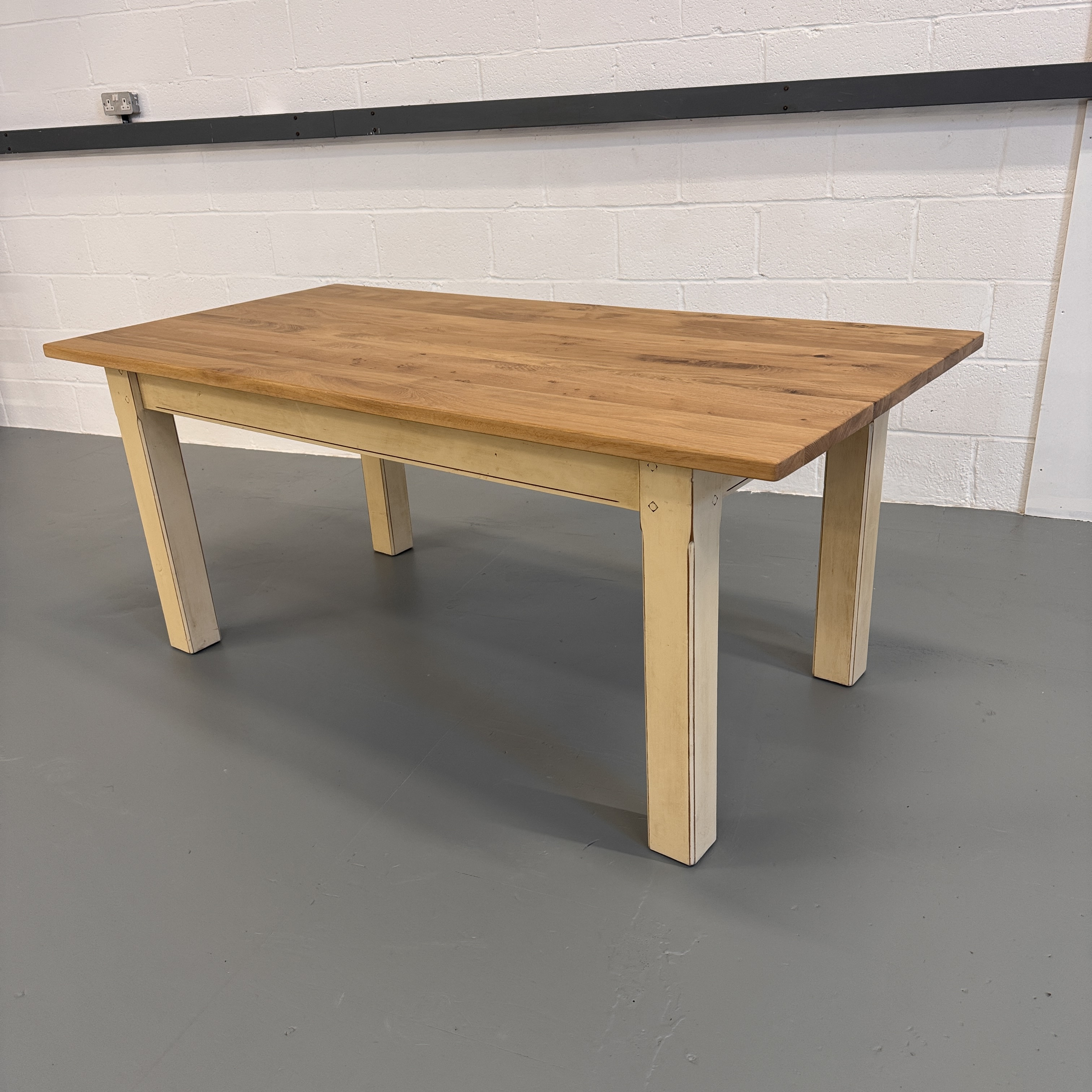 Hampton Table